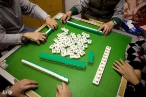 在太阳城棋牌广东麻将中，掌握基本规则是进行游戏的基础